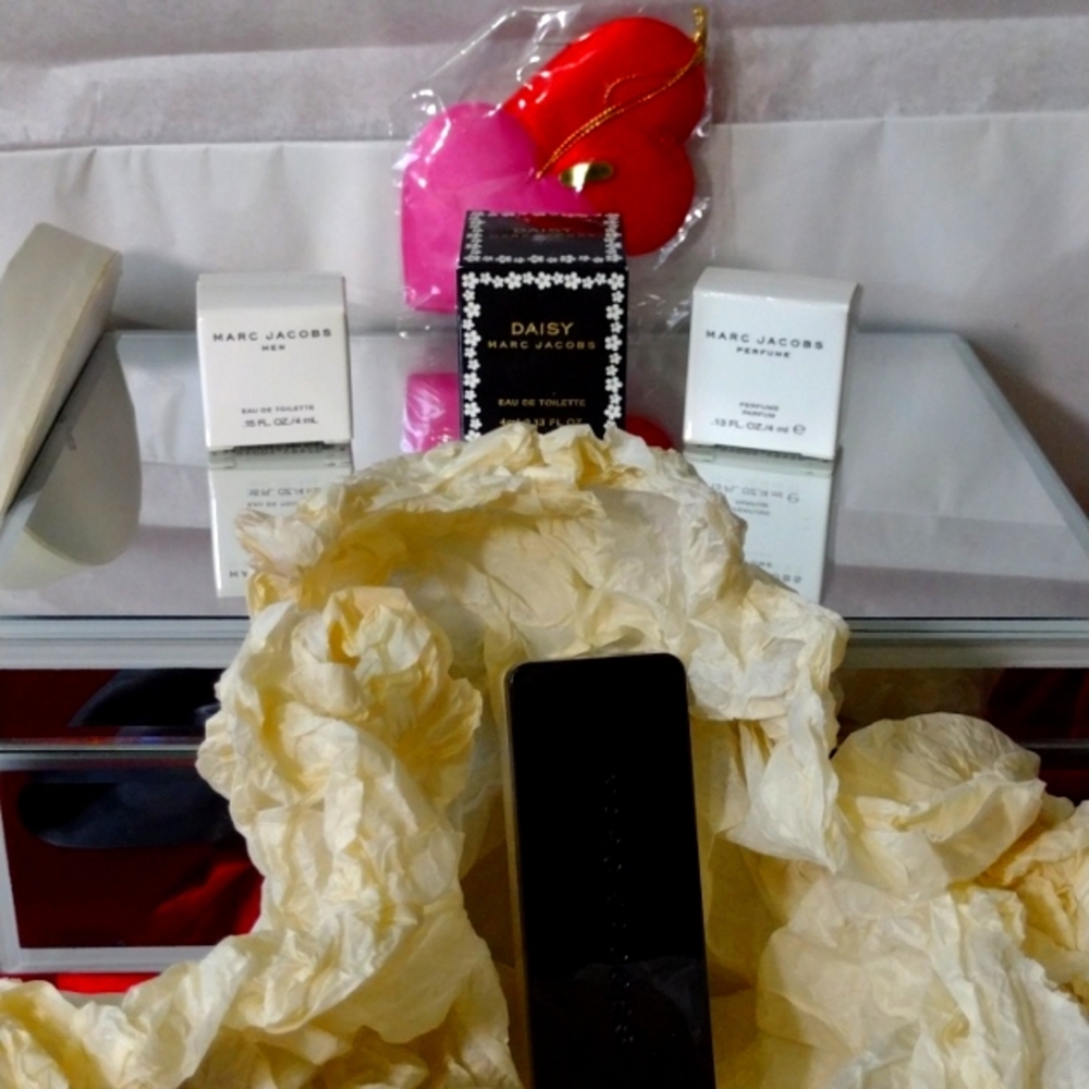 MARC JACOBS 🎁 Perfume, 2 Eau de Toilette, Perfumed Lotion, Permanent Case NWT - Picture 8 of 11